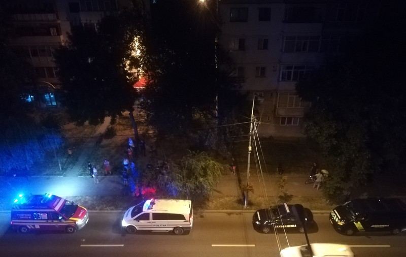 Femeie bătută și înjunghiată pe un bulevard din Focșani. Incidentul a avut loc vizavi de sediul Poliției / VIDEO