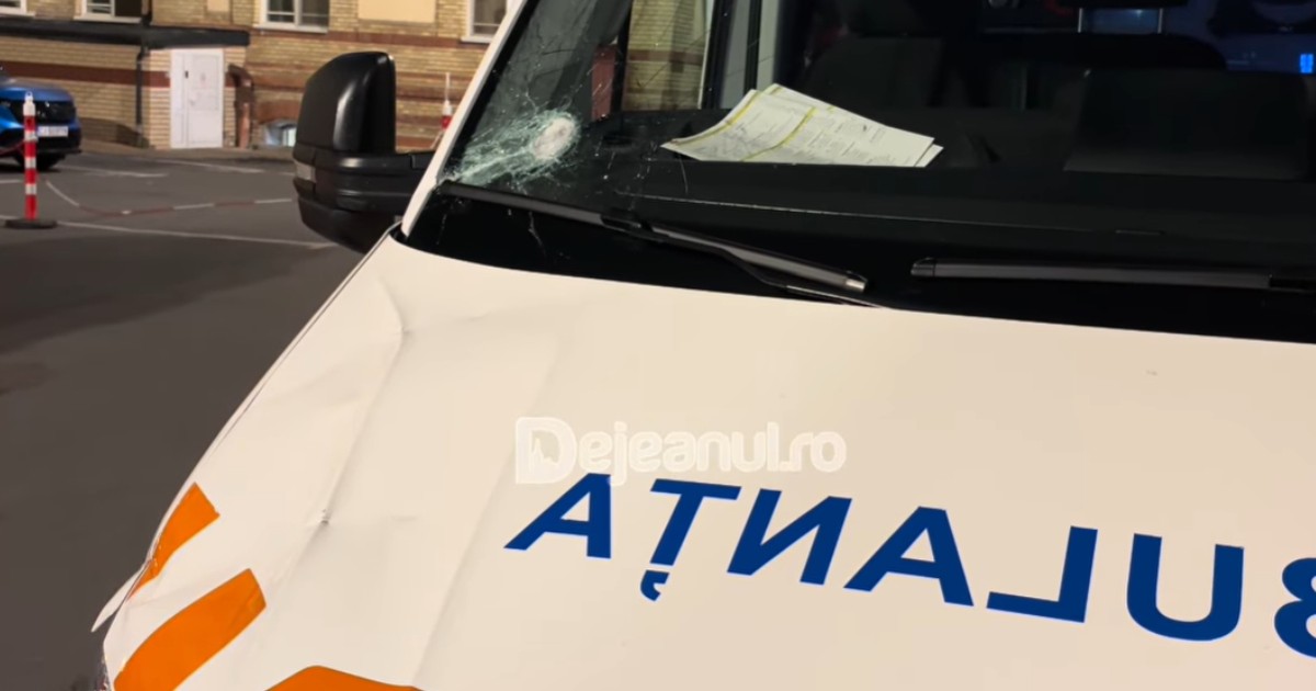 O ambulanță cu parbrizul spart