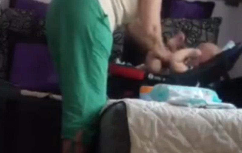 Bonă filmată în timp ce maltratează FĂRĂ MILĂ un bebeluș de 9 luni! Imaginile au șocat internetul | VIDEO