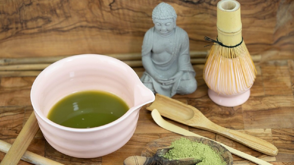 Pudră fină de ceai verde japonez Matcha, obținută din frunze tinere cultivate tradițional, ritual de preparare matcha