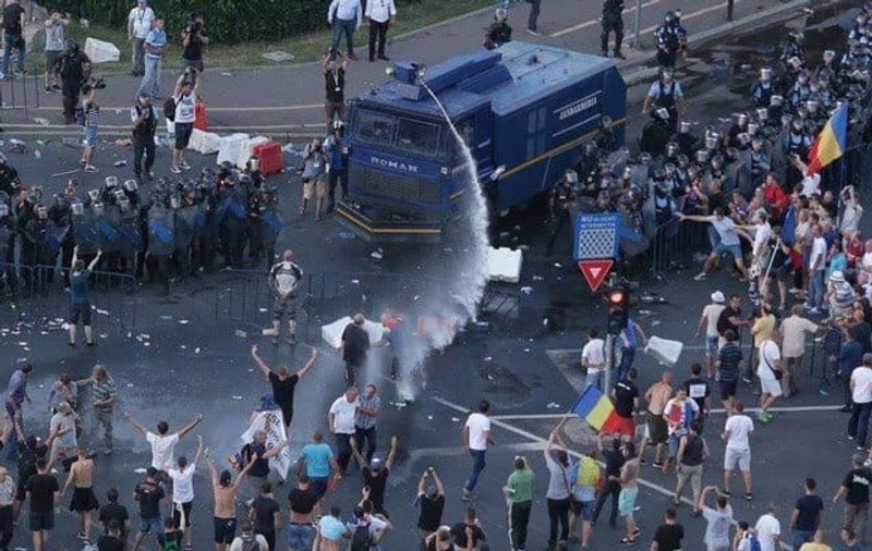 Un jandarm din Prahova a scris o poezie inspirată de violențele din Piața Victoriei: "Românii nu mai sunt uniți/ Își dăruiesc lacrimi și sânge!"