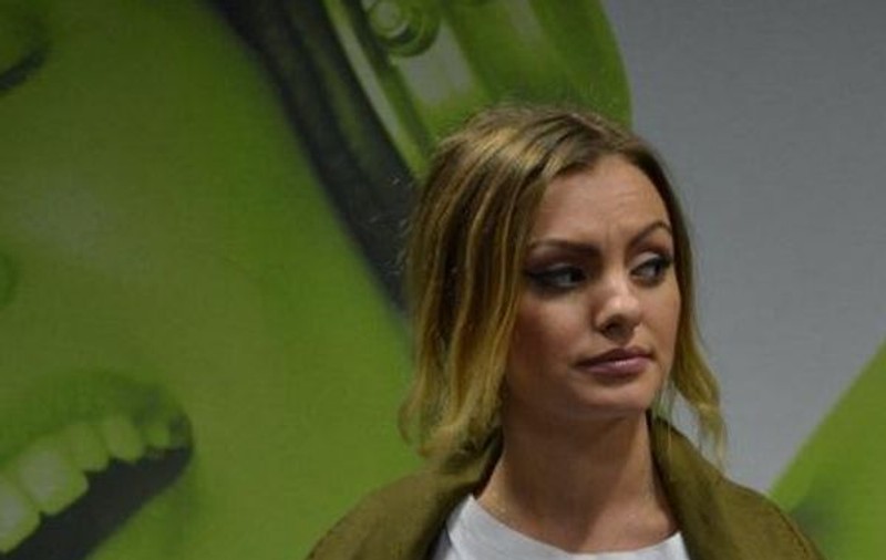 Alexandra Stan, cu SFÂRCURILE la vedere: "Oare ar trebui să-mi pun SILICOANE?"