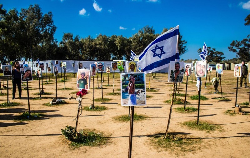 „E ca și cum timpul s-ar fi oprit”. Rudele israelienilor răpiți sau uciși la festivalul Nova au revenit la locul masacrului la trei luni de la atacul Hamas