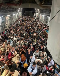 Imagine de la bordul aeronavei C-17, care a decolat pe 15 august din Kabul către Qatar | Foto: defense.com