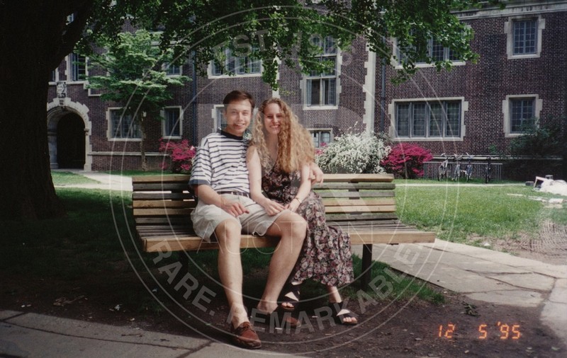 Imagini rare cu Elon Musk din tinerețe, scoase la licitație de iubita lui din facultate. Vinde și un colier primit de la miliardar