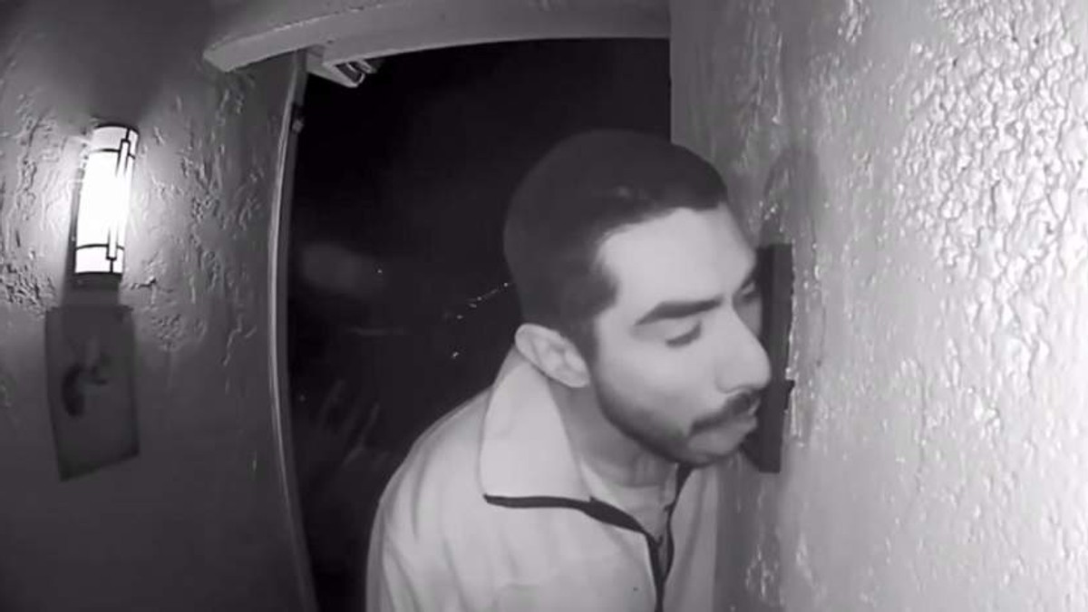 Un bărbat a lins soneria unei case din California timp de trei ore