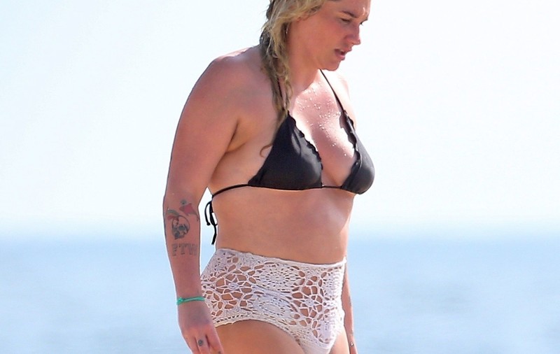 Cântăreața Kesha, în costum de baie. Cum s-a afișat la plajă în Mexic | FOTO