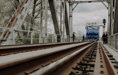 Tren care trece un pod feroviar