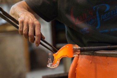 Primii oameni care au fabricat sticla ar fi fost egiptenii antici în urmă cu 5500-6000 de ani