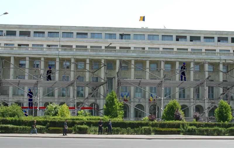 Protest extrem! Un bărbat şi-a dat foc în faţa Guvernului