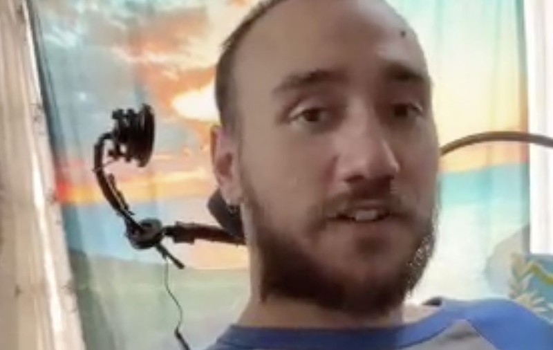 Un bărbat paralizat poate controla calculatoarele cu mintea, după ce a primit un implant cerebral, în SUA