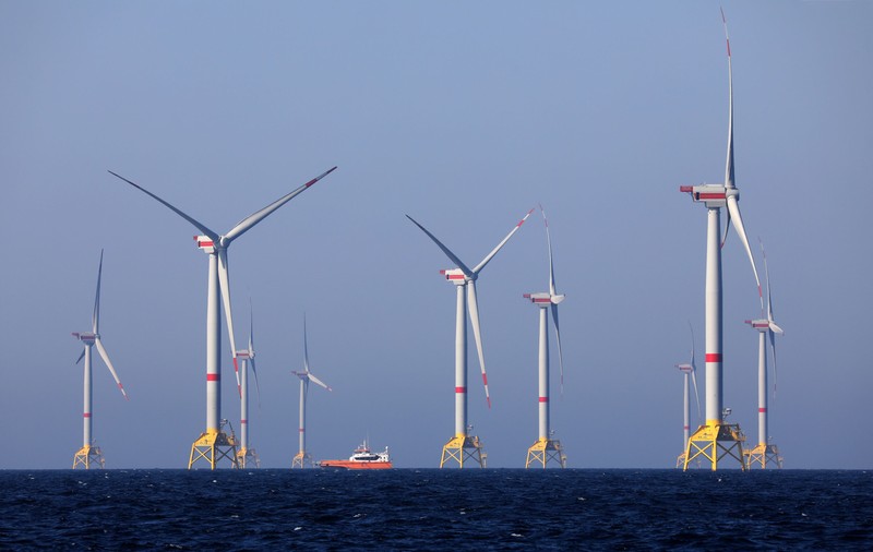 Taxa pe stâlp, reintrodusă din 2025, va scumpi și mai mult electricitatea și gazele, avertizează specialiștii