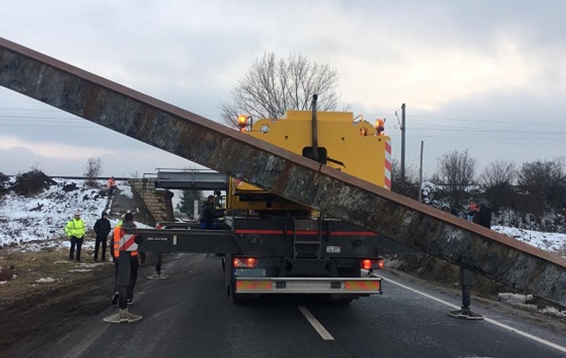 Un șofer a lovit un limitator de înălțime, în Caracal. A fost blocat traficul auto și feroviar