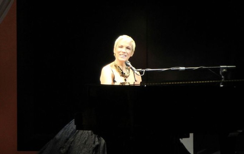 Annie Lennox, decorată de regina Elisabeta a II-a pentru acţiunile umanitare din Africa