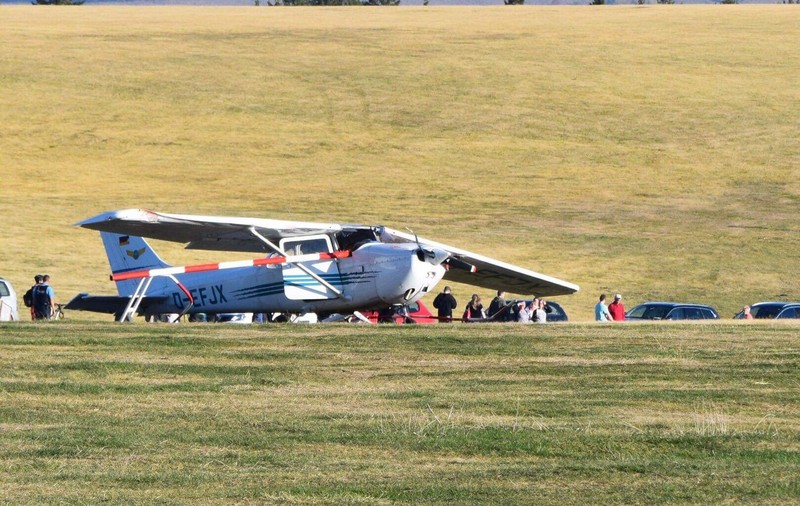 Un avion Cessna s-a prăbuşit peste un grup de oameni, în Germania. Doi adulţi şi un copil au murit