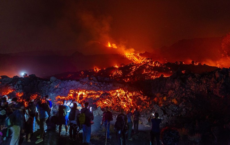 Un turist a murit când escalada vulcanul Etna din Italia, care erupe, după ce a fost lovit de fulger