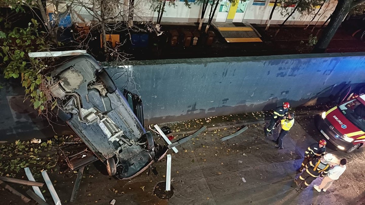Mașina care a căzut de la etajul 2 al parcării Mega Mall din București