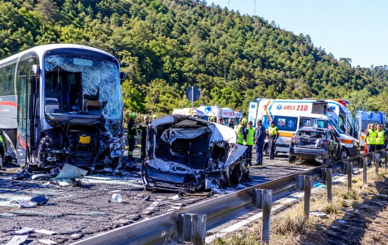 Șase oameni au murit și 27 au fost răniți după un carambol devastator între un autocar, trei mașini și o autorulotă, în Italia I VIDEO