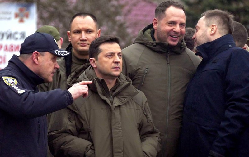 Volodimir Zelenski l-a trimis pe Andrii Iermak, aflat în plin scandal de corupție, să negocieze pacea din Ucraina, în Elveția