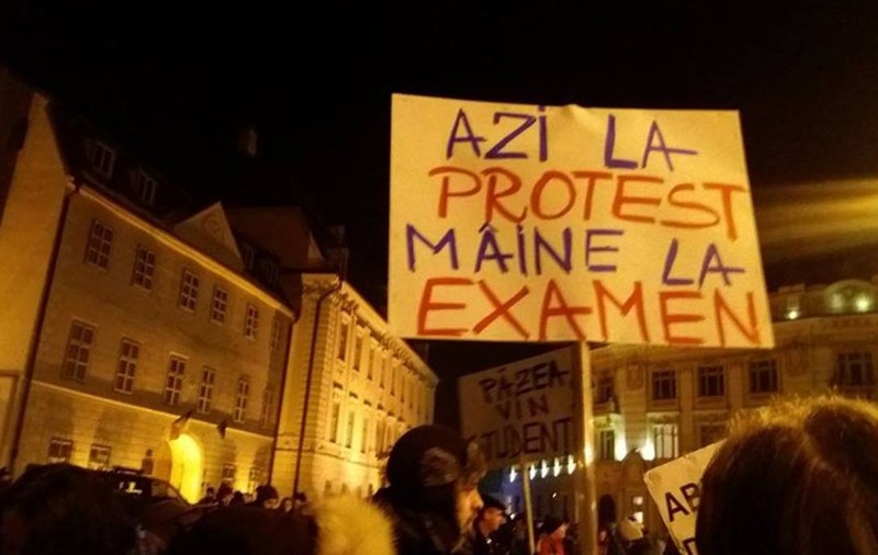 Mii de oameni protestează în țară