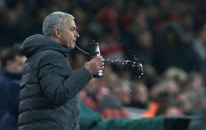 Jose Mourinho, lovit de fotbaliștii de la Manchester City cu sticle cu lapte și apă