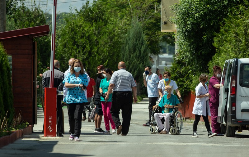 Un ofițer de serviciu secret, ajuns șef în Primăria Sectorului 4, a mutat bătrânii dintr-un centru de stat într-un azil privat deținut de o inculpată în dosarul decontărilor fictive de îngrijiri de la Casa de Asigurări de Sănătate!