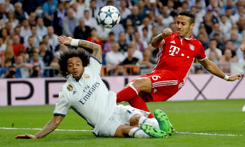 epa05913909 Real Madrid's Brazilian defender Marcelo (L) fights for the ball with Spanish midfielder Thiago Alcantara (R) of Bayern Munich during the Champions League quarter finals second leg soccer match between Real Madrid and Bayern Munich played at Santiago Bernabeu's stadium in Madrid, Spain on 18 April 2017. EPA/JUANJO MARTIN