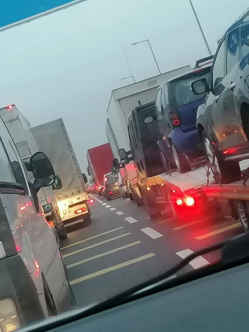 În zona vămii Borș I s-au format cozi de mașini după perchezițiile de azi dimineață. Foto: E-Bihoreanul