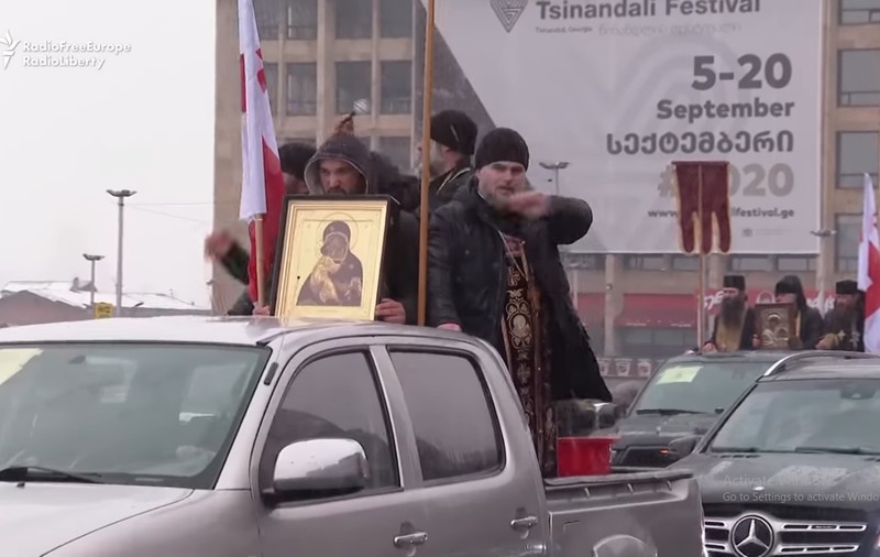 VIDEO VIRAL | Preoții din Tbilisi au sfințit străzile să-i protejeze pe georgieni de coronavirus