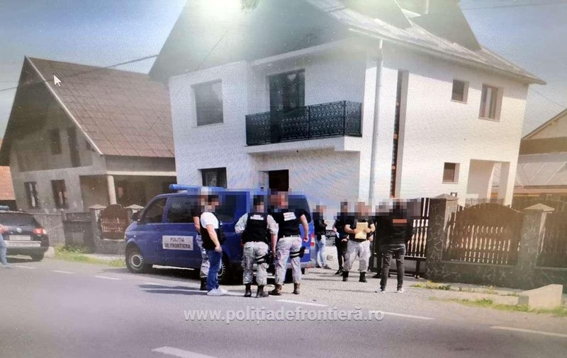 Un român e șeful rețelei care a strâns 152 de milioane de euro din trafic de migranți în Europa
