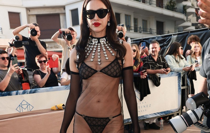 Irina Shayk, mult prea dezbrăcată la Cannes 2023. A apărut în lenjerie intimă și cu o rochie transparentă