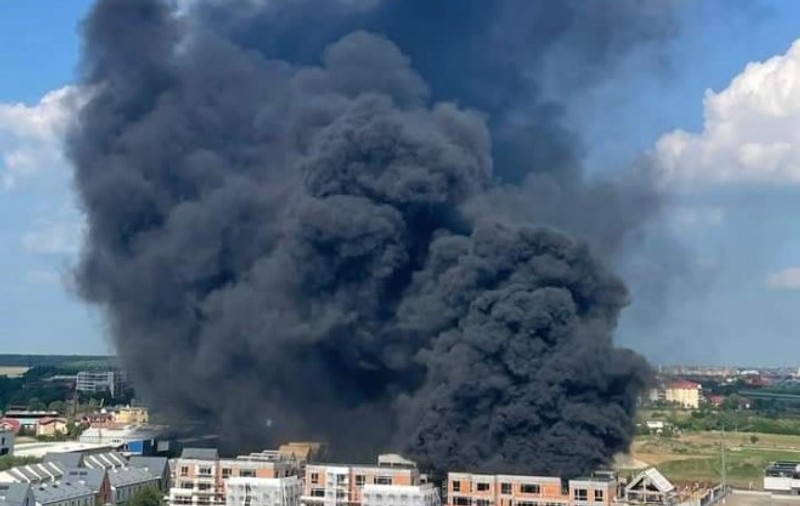 Incendiu puternic la un restaurant din nordul Bucureștiului. 12 autospeciale, trimise să stingă flăcările care au cuprins acoperișul clădirii