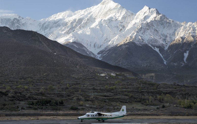 Un avion cu 22 de oameni la bord a dispărut în Nepal. Zbura pe o rută frecventată de turiști