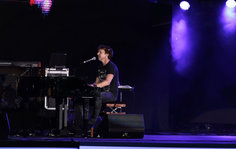 James Blunt, show pe scena de la Cerbul de Aur. A cucerit spectatorii din Piața Sfatului | FOTO