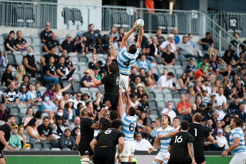 Meci de rugby din luna noiembrie cu public în Noua Zeelandă. Puțini spectatori purtau mască. Foto: EPA