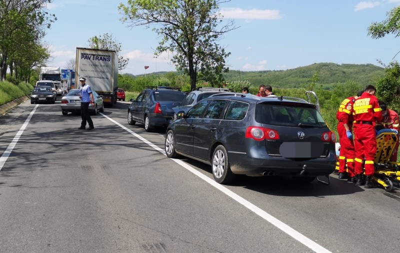 Carambol pe DN 7, la Tălmaciu. O femeie însărcinată a fost rănită