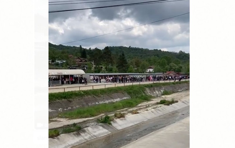 Coadă de zeci de persoane la intrarea în Salina Slănic Prahova. Motivul pentru care a fost aglomerație