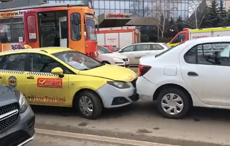 VIDEO | Momentul în care un tramvai din Iași intră în  mașinile oprite la semafor. Un taxi evită impactul în ultima clipă