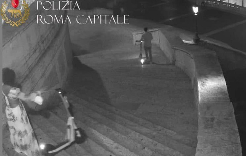 O americancă nu mai are voie în viața ei să calce pe Treptele Spaniole din Roma, pe care a aruncat o trotinetă electrică, „pentru distracție”