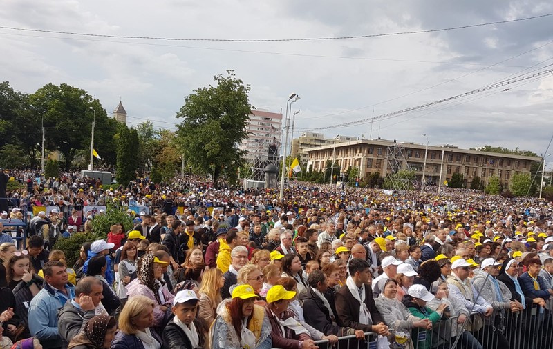 Filmul unei zile istorice. La Iași, Papa Francisc a binecuvântat familiile reunite de peste hotare și bolnavii care nu au renunțat la credință. A îndepărtat cordonul de securitate ca să ajungă la credincioși