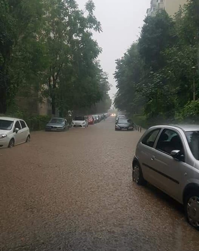 Ploaia torențială din București. Peste 100 de intervenții ale pompierilor, după inundarea mai multor străzi, curți și subsoluri. Și stația de metrou Aviatorilor a fost inundată