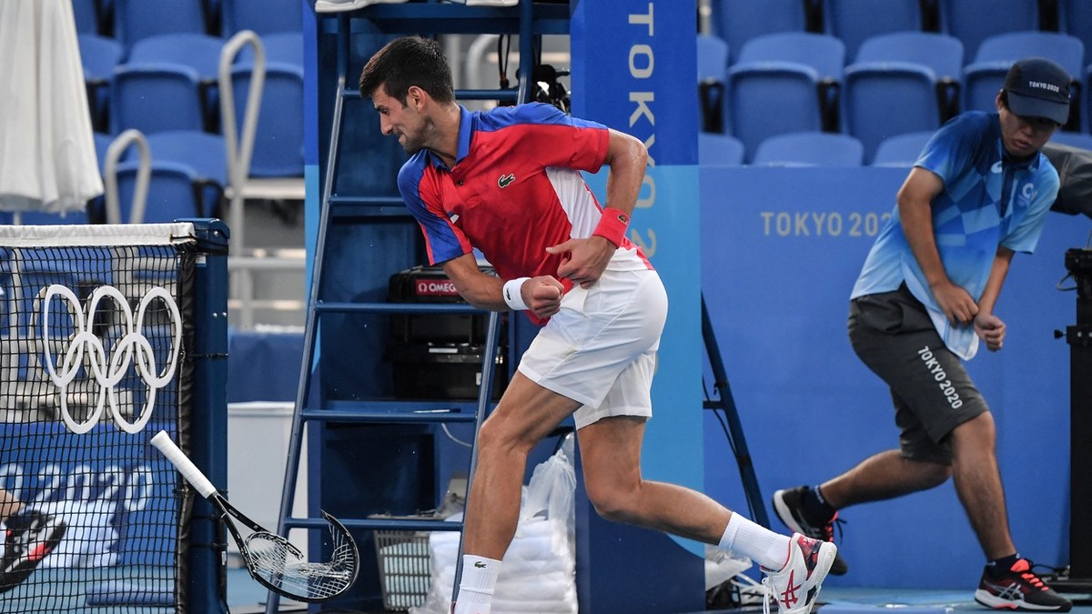 Novak Djokovici a dat cu o rachetă de pământ, iar pe alta a aruncat-o în tribune, după ce a pierdut și bronzul la JO 2020