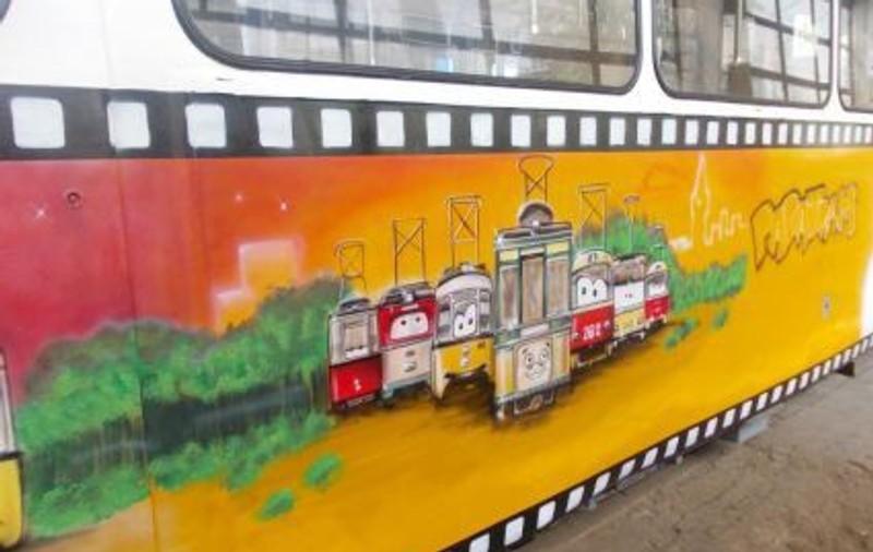 Pe linia RATB 1 circulă două tramvaie pictate cu grafiti