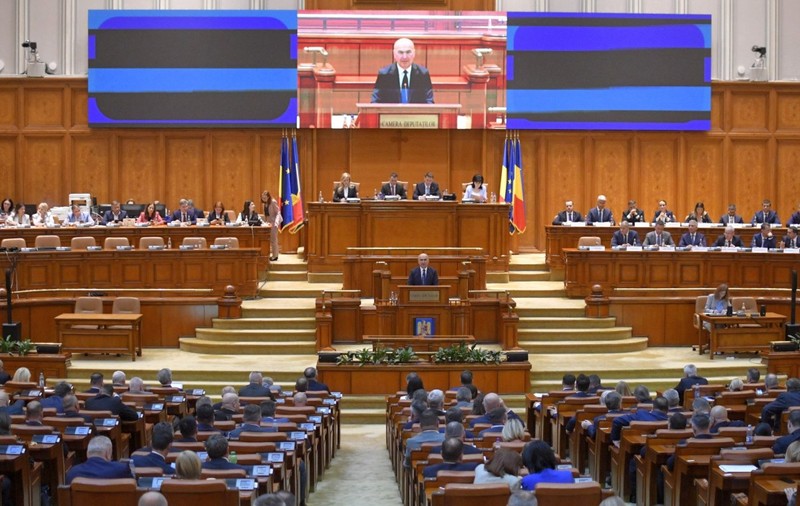 Guvernul și-a asumat răspunderea în Parlament pe noile măsuri fiscale. Ilie Bolojan: „Sunt un premier cu mandatul pe masă” | Document