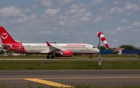Un avion Animawings pe pista unui aeroport