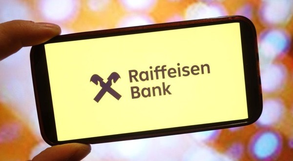 O clientă Raiffeisen Bank și-a băgat singură datele pe un site fals, dar a primit despăgubiri de la bancă. Imagine cu caracter ilustrativ. Sursă foto: Getty Images.