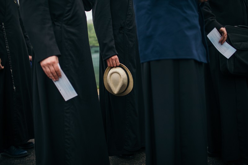 Preoți și pelerini participă la întâlnirea dintre enoriași catolici și Sanctitatea Sa Papa Francisc pe Câmpia Libertății din Blaj.