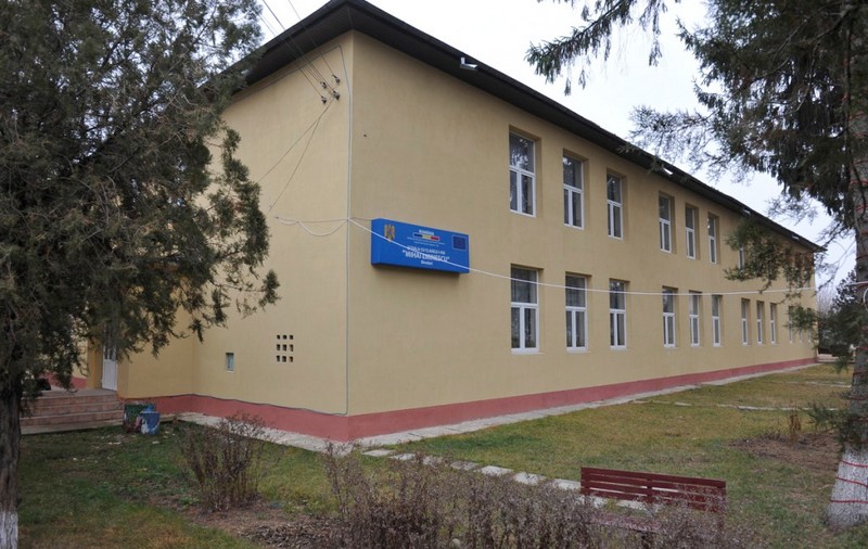 În Bivolari, singura comună din Iași unde școala a început în scenariul roșu, elevii fac temele acasă și le trimit prin șoferul de microbuz, în plicuri sigilate