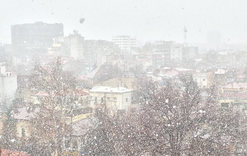 Ninge în București. Cum va fi vremea în zilele următoare