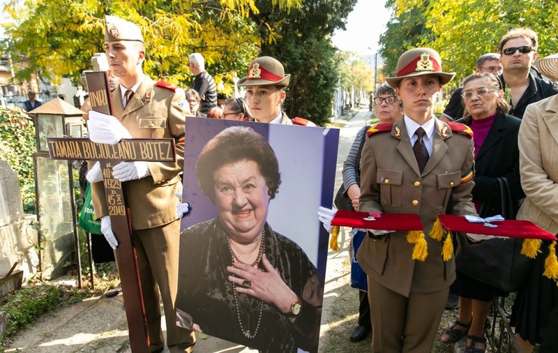 UPDATE | Tamara Buciuceanu Botez a fost înmormântată cu onoruri militare la Cimitirul Sf. Vineri din Capitală. Sute de oameni au venit să-i aducă un ultim omagiu
